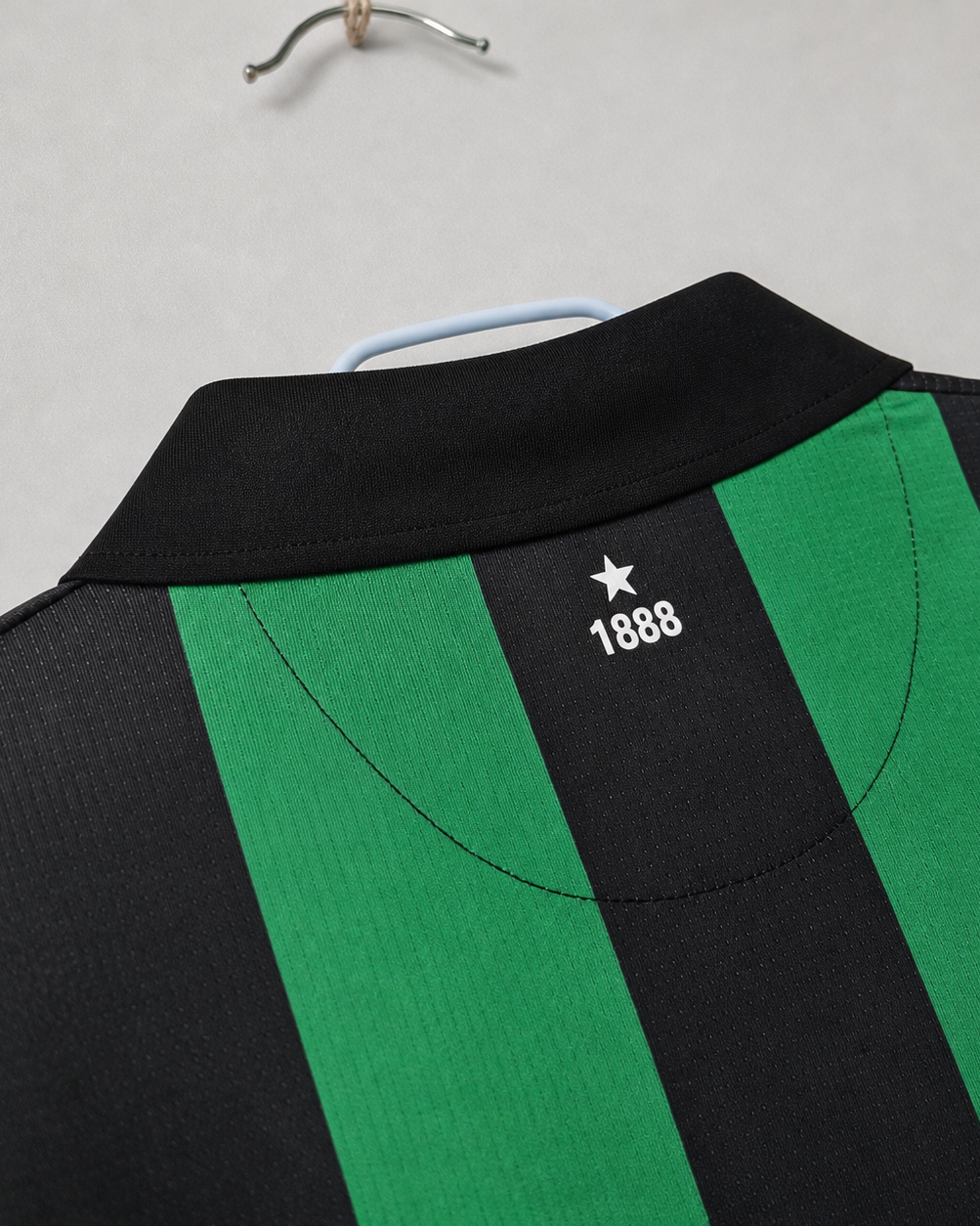 Frontale jersey Celtic away con bande verticali verdi e nere