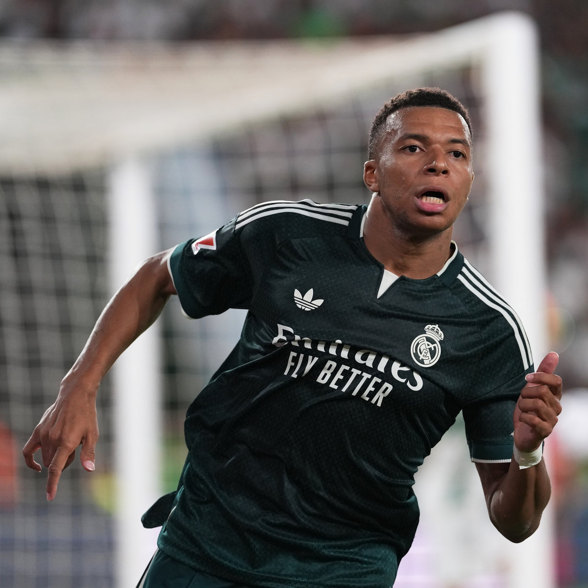 Kylian Mbappé esulta con la maglia away verde del Real Madrid 2026/27 nella partita contro l'Elche