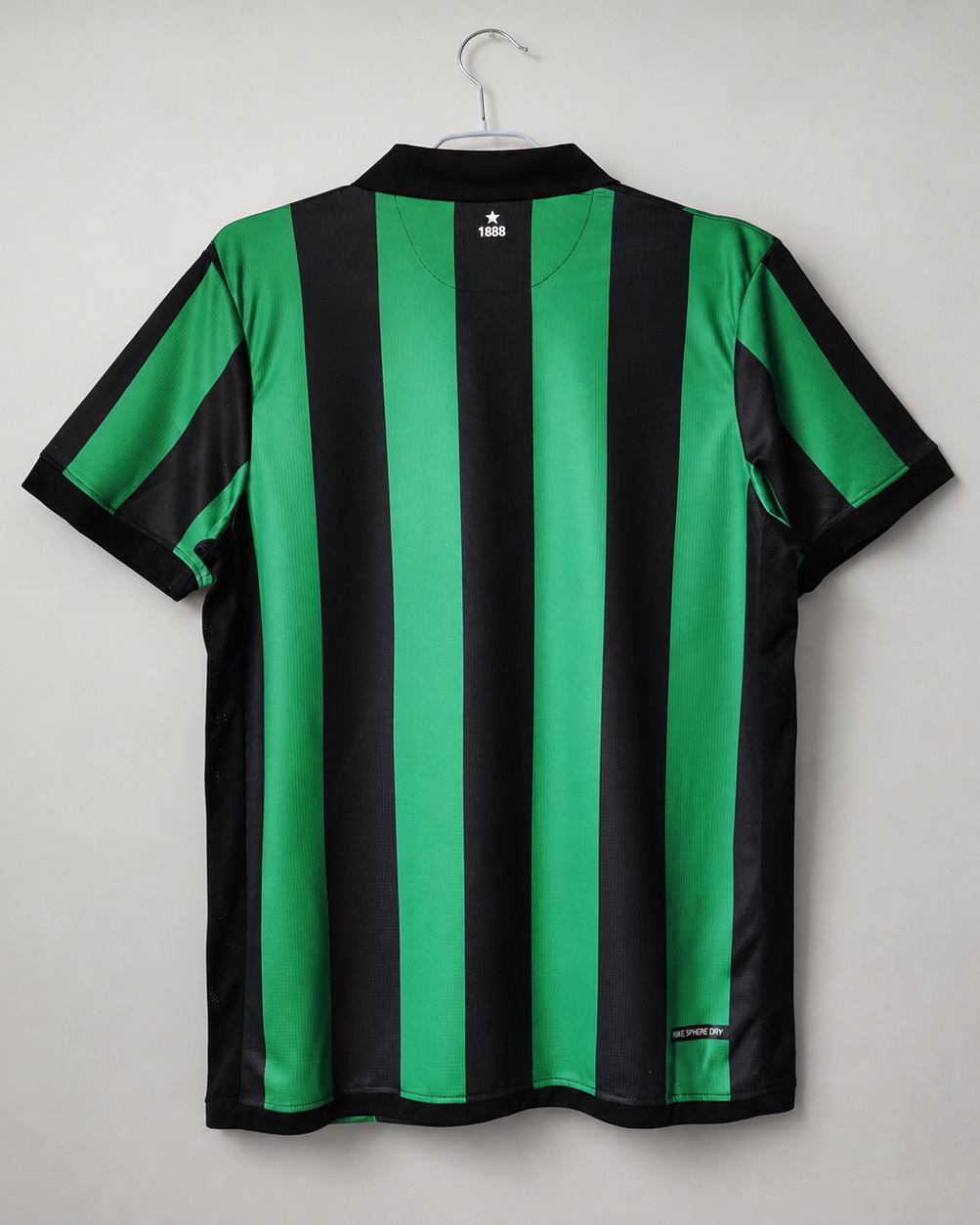 Frontale jersey Celtic away con bande verticali verdi e nere
