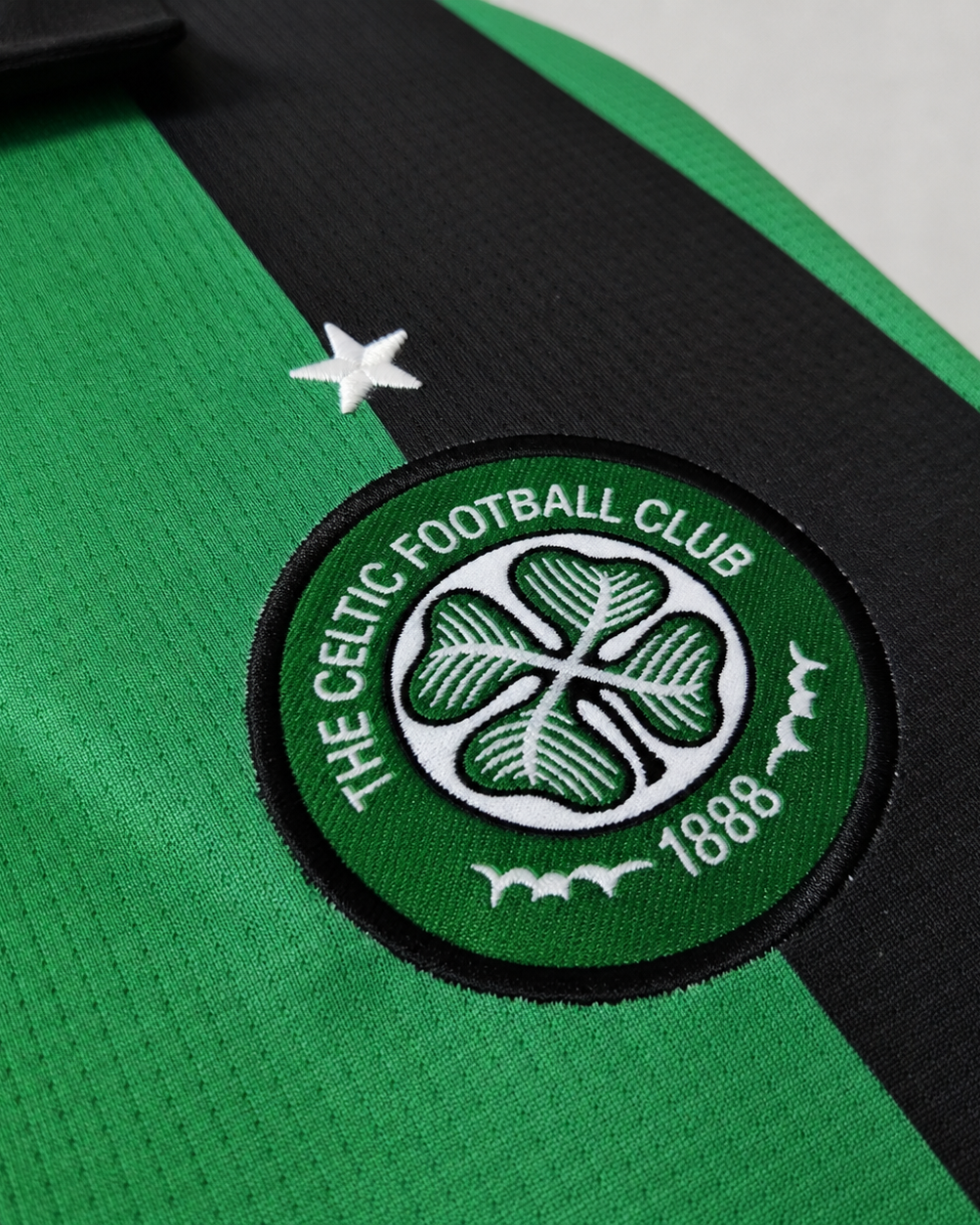 Dettaglio stemma Celtic soccer jersey away 2005/06