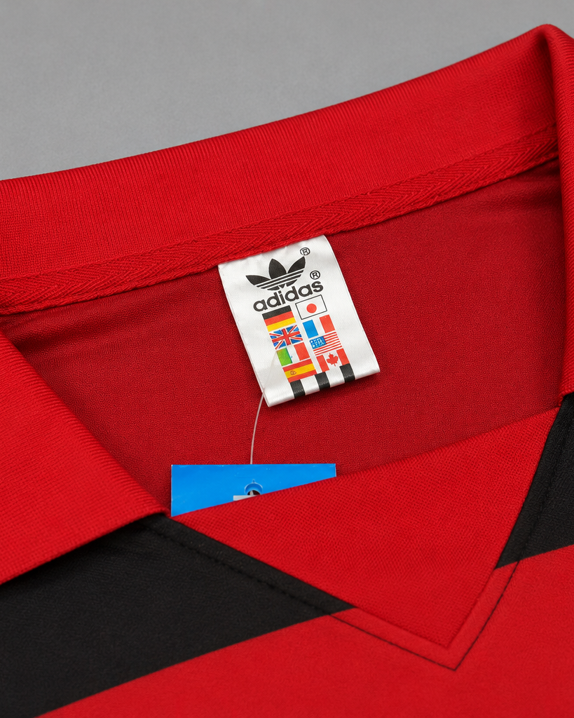 Flamengo home shirt 1982/83 con bande orizzontali rosso nere