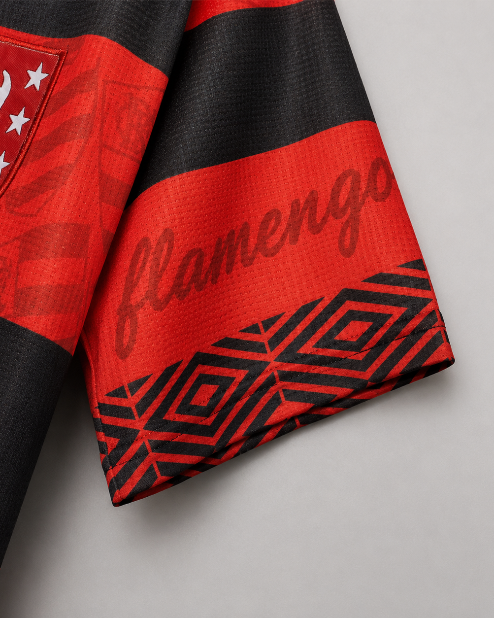 Retro della maglia Flamengo 1995/96 a bande orizzontali rosso nere