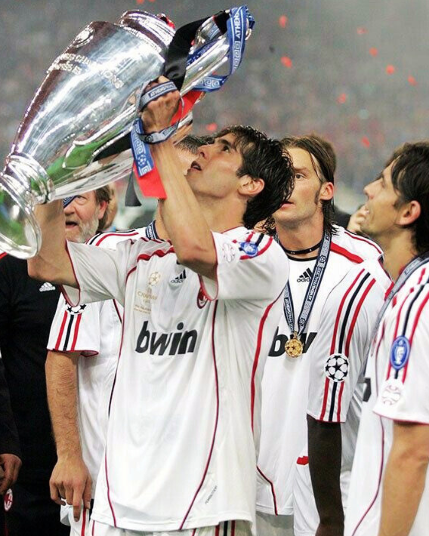 Kaká con maglia Milan 2006/07 mentre solleva la coppa Champions League