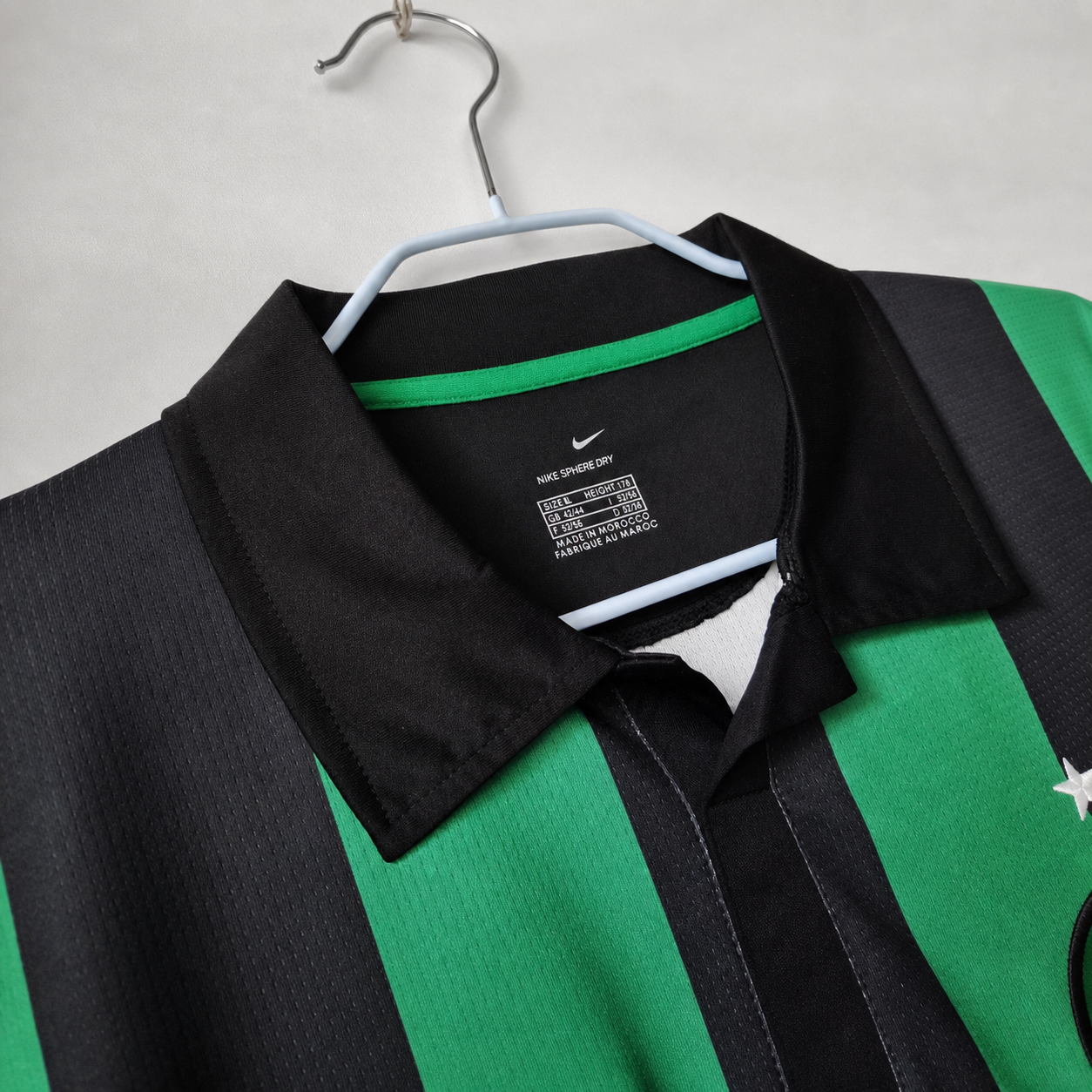 Dettaglio colletto nero football shirt Celtic 2005/06