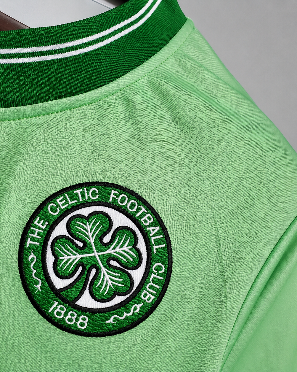 Dettaglio stemma Celtics maglia rétro verde