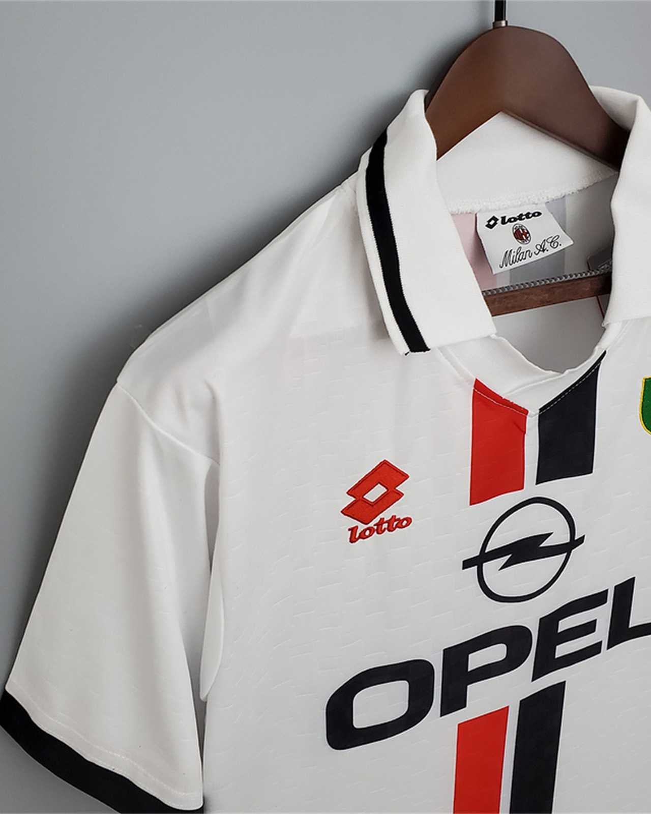 polo bianco e dello Scudetto ricamato su kit Milan 1996/97.
