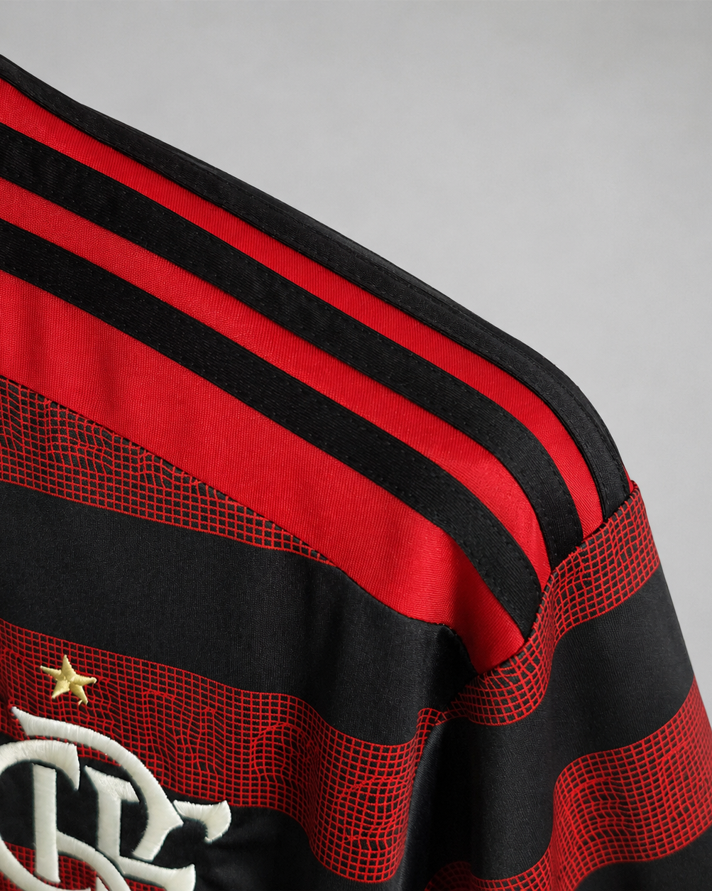 Dettaglio frontale Flamengo jersey 2018/19 con bande orizzontali sottili
