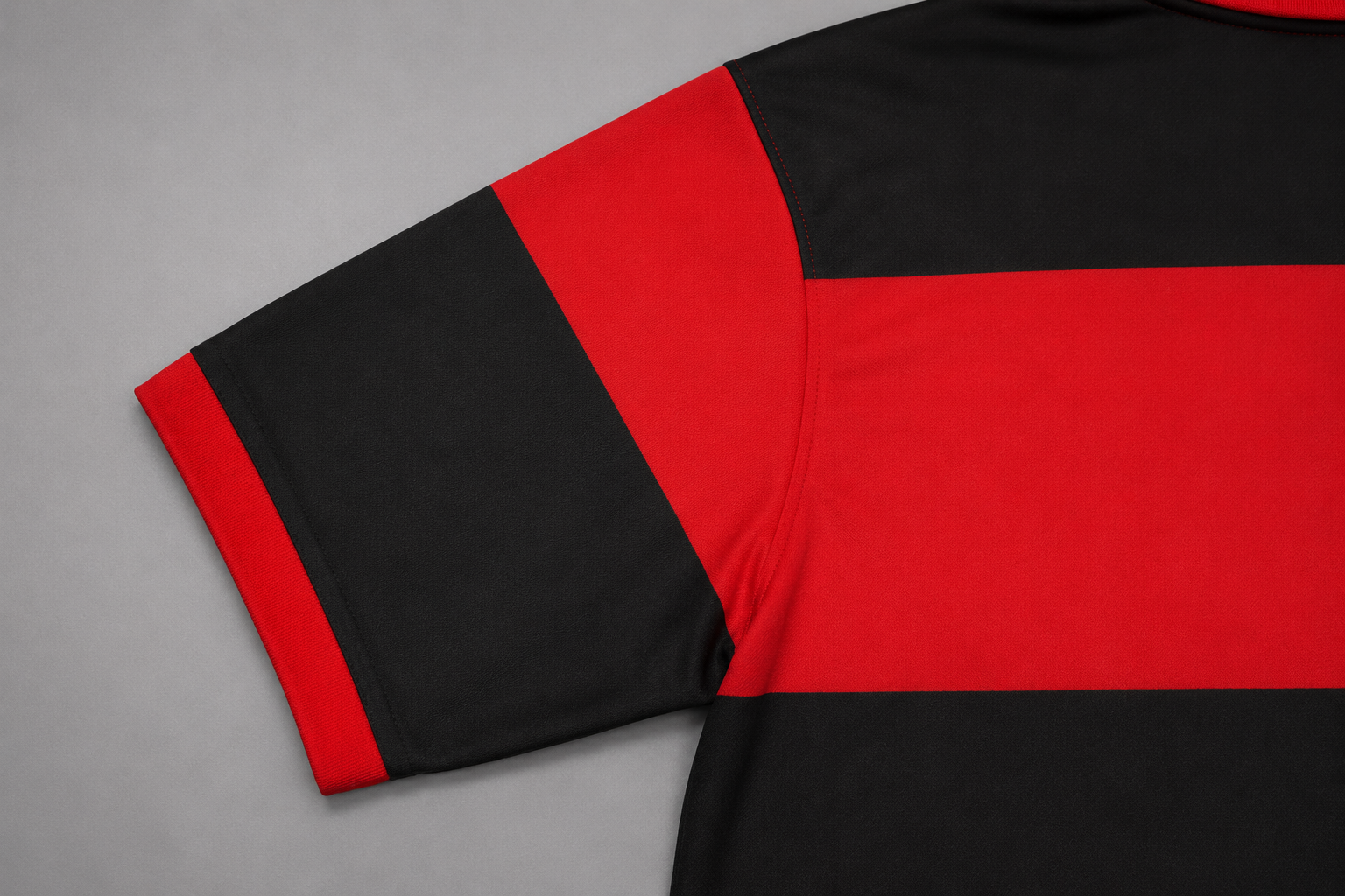 Flamengo home shirt 1982/83 con bande orizzontali rosso nere