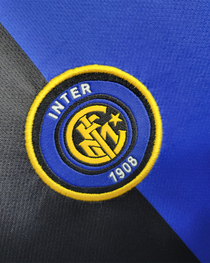 Dettaglio del LOGO a polo nero e trama del tessuto vintage Inter 1999.