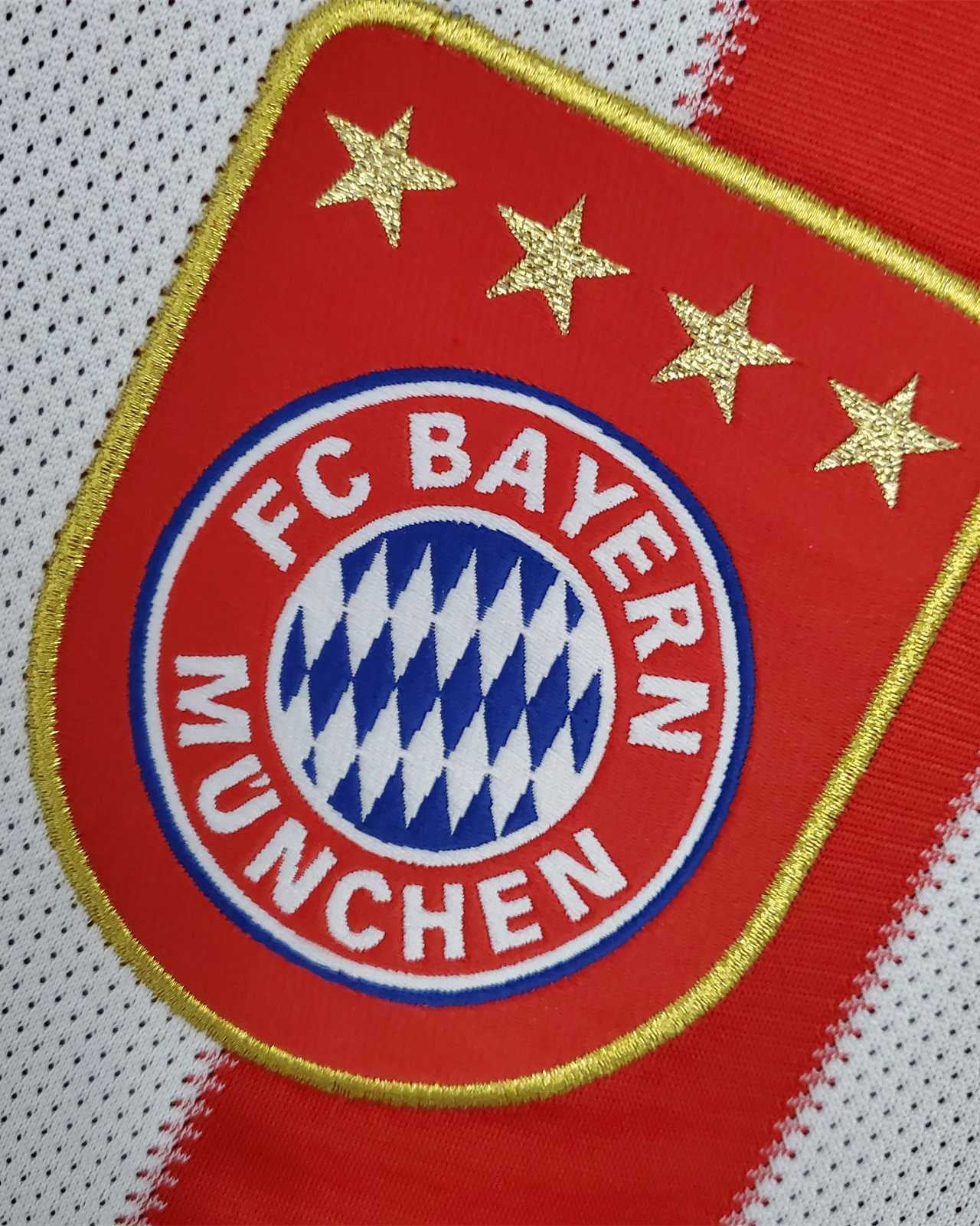 Dettaglio del ricamo dello stemma del club Bayern Monaco con le quattro stelle dorate sulla maglia home 2010/11.