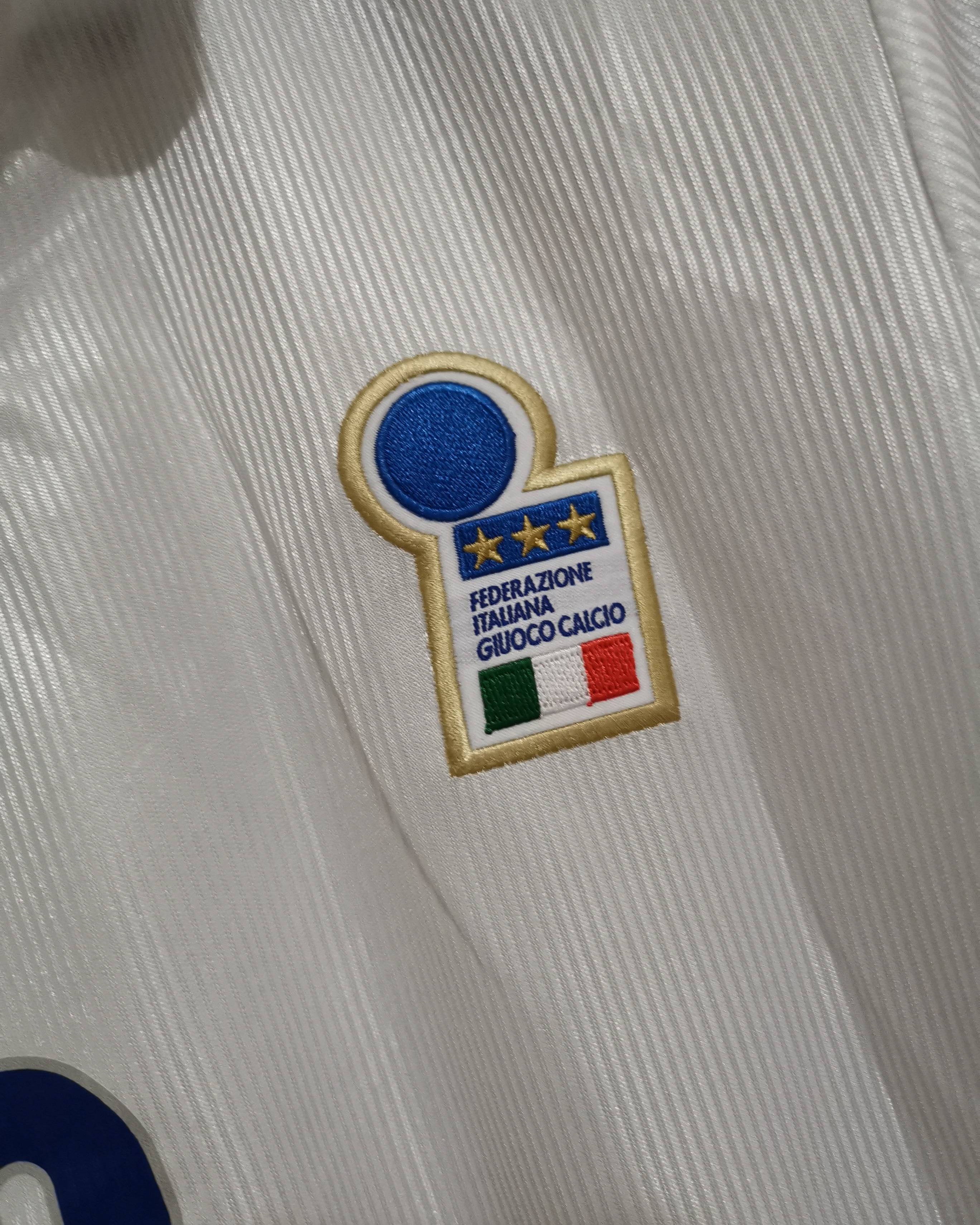 Dettaglio del tessuto bianco e del ricamo dello stemma Italia 1998.
