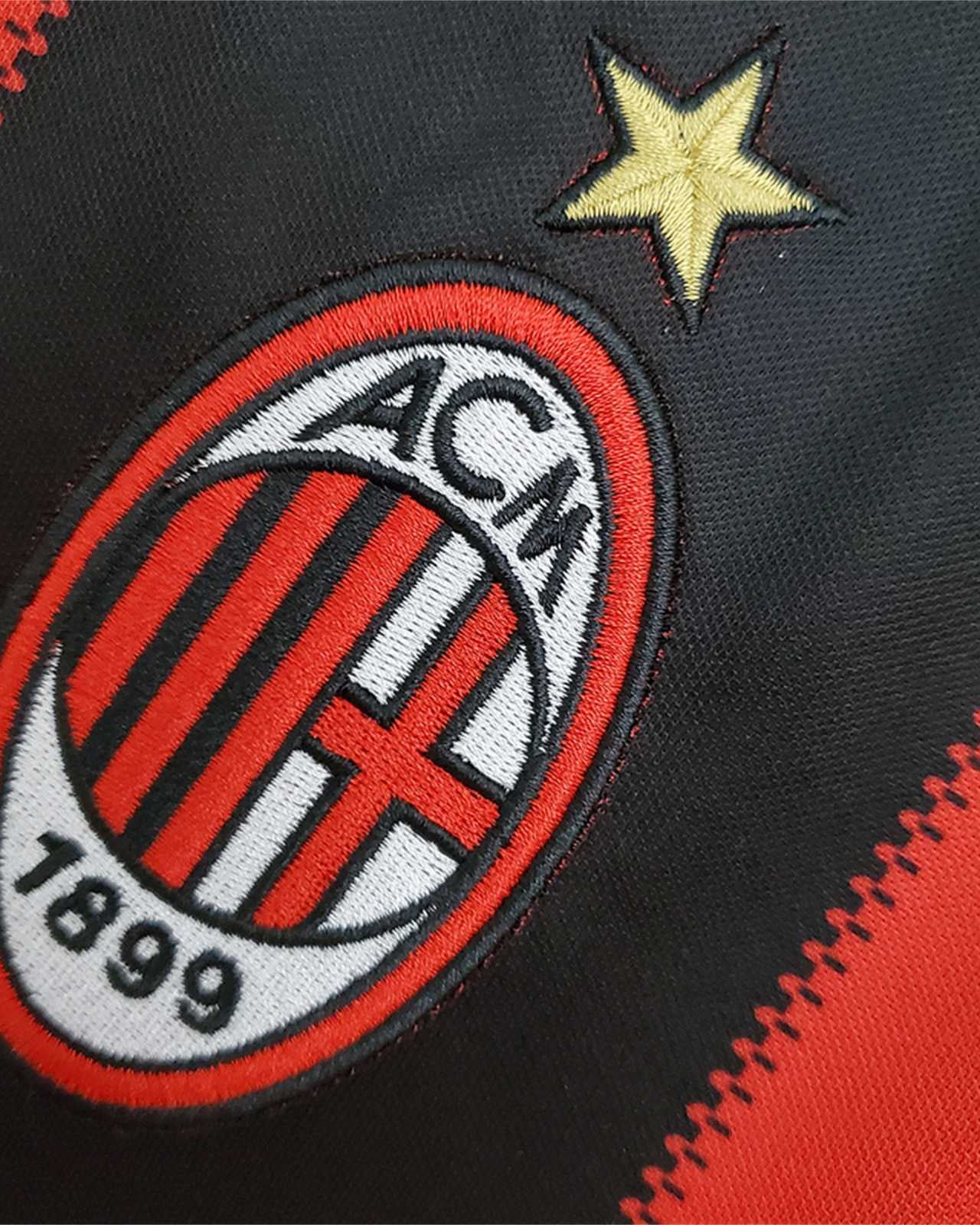 Dettaglio maglia Milan 2010/11 stemma club su sfondo rossonero