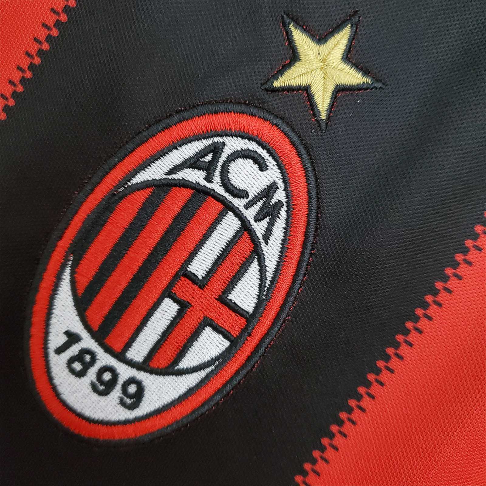 Dettaglio maglia Milan 2010/11 stemma club su sfondo rossonero