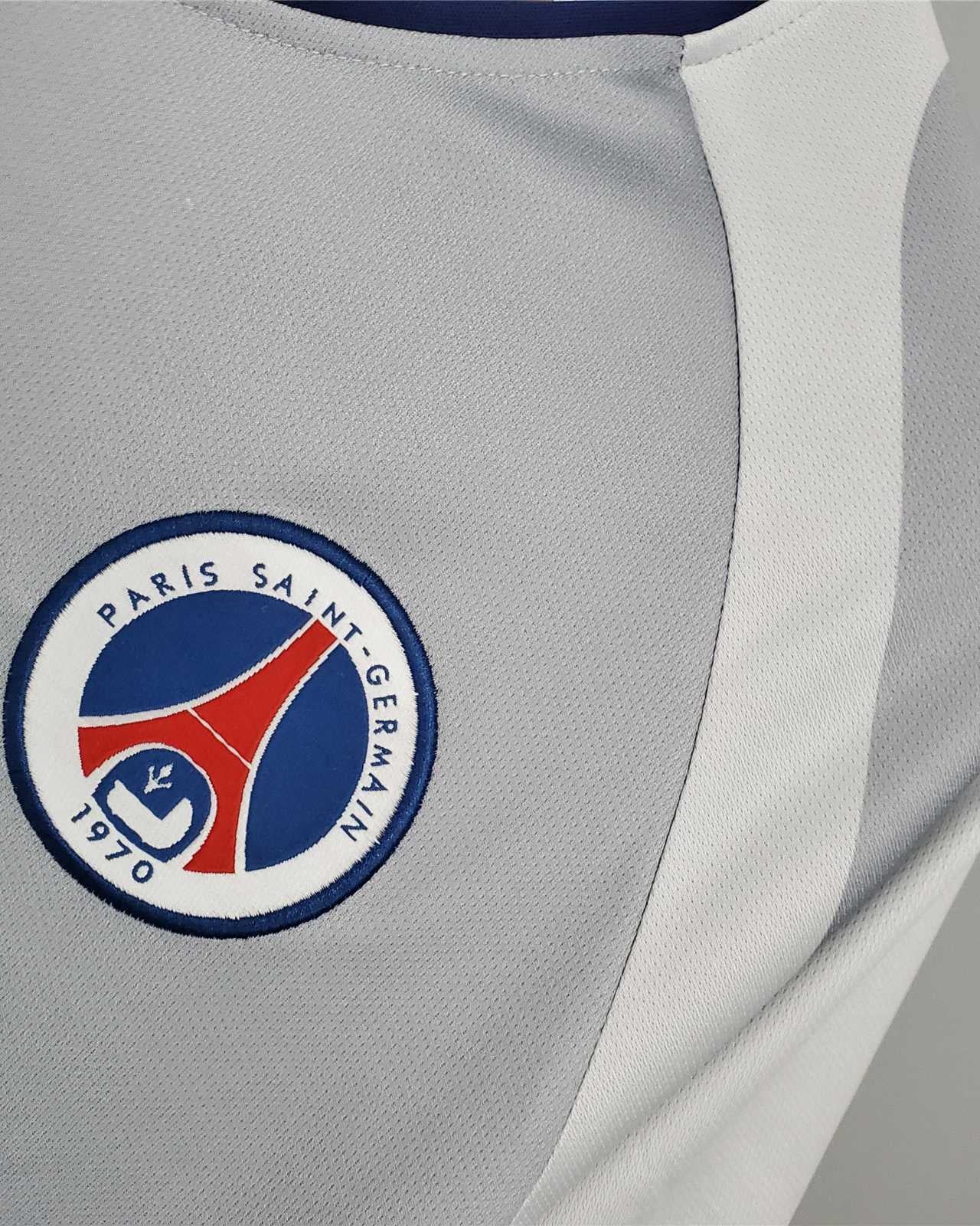 Dettaglio maglia PSG away 2001/02 stemma club su tessuto bianco