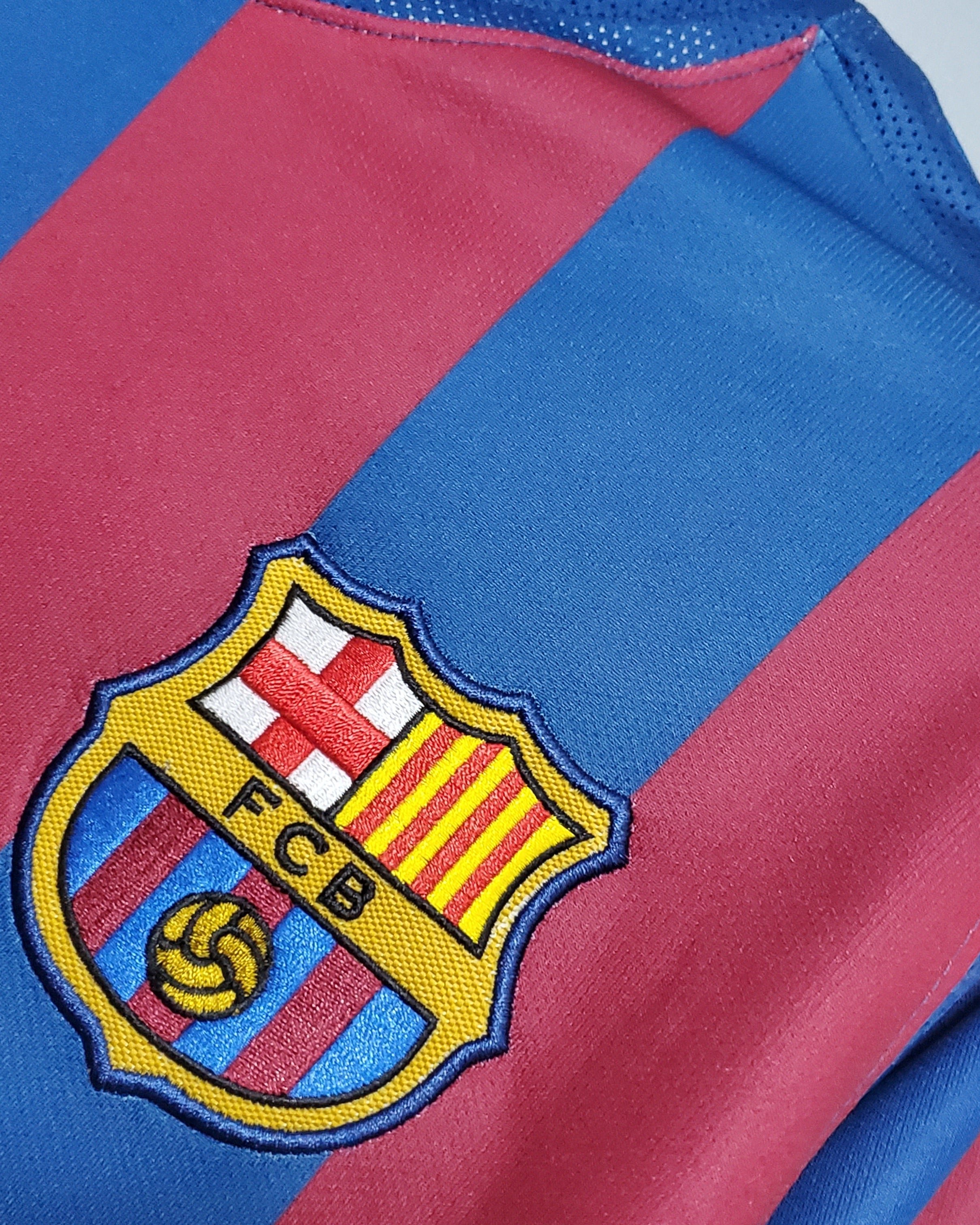 Dettaglio stemma Barcellona su maglia Home 2005/06 blaugrana