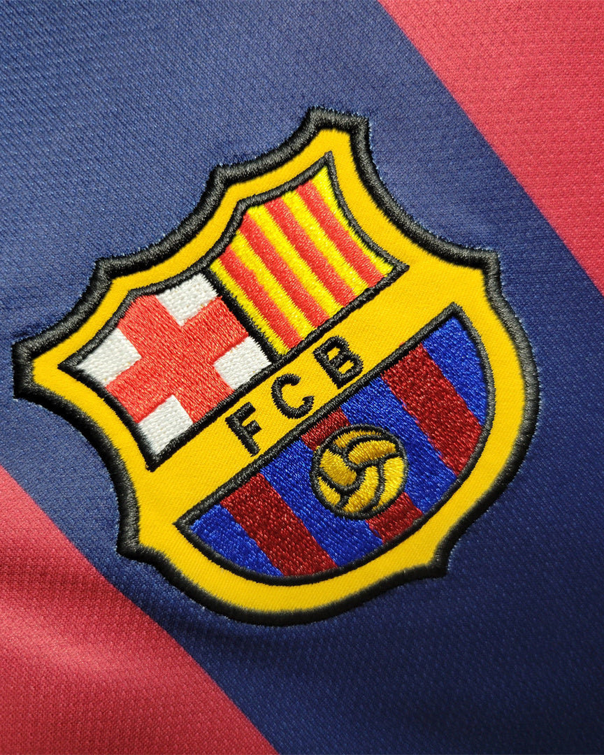 Dettaglio stemma FC Barcellona su maglia 2014/15 home blaugrana
