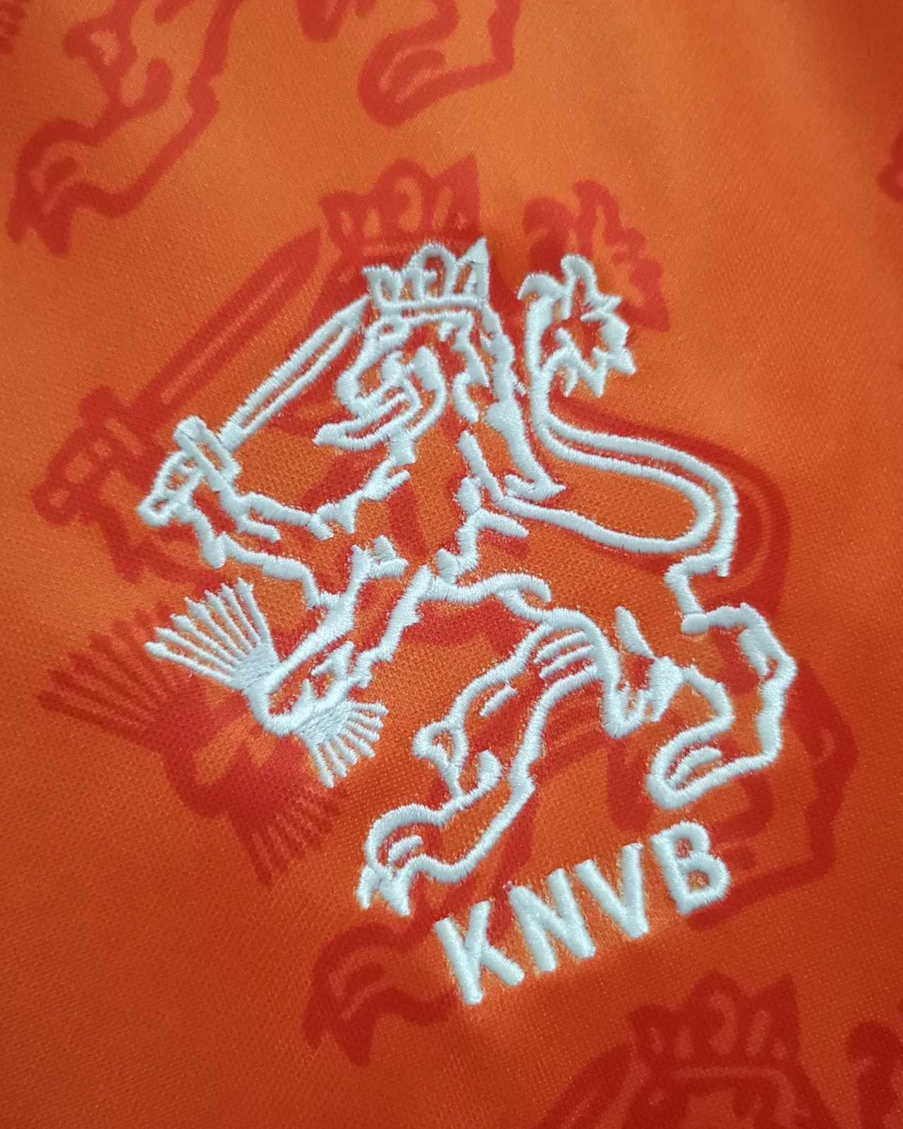 Dettaglio stemma KNVB su maglia Olanda 1995 home