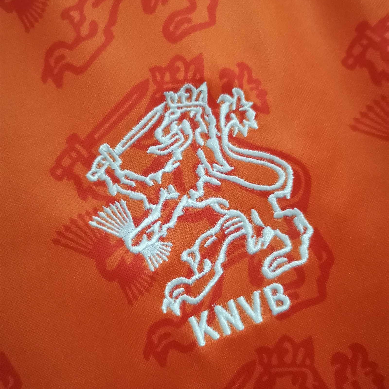 Dettaglio stemma KNVB su maglia Olanda 1995 home