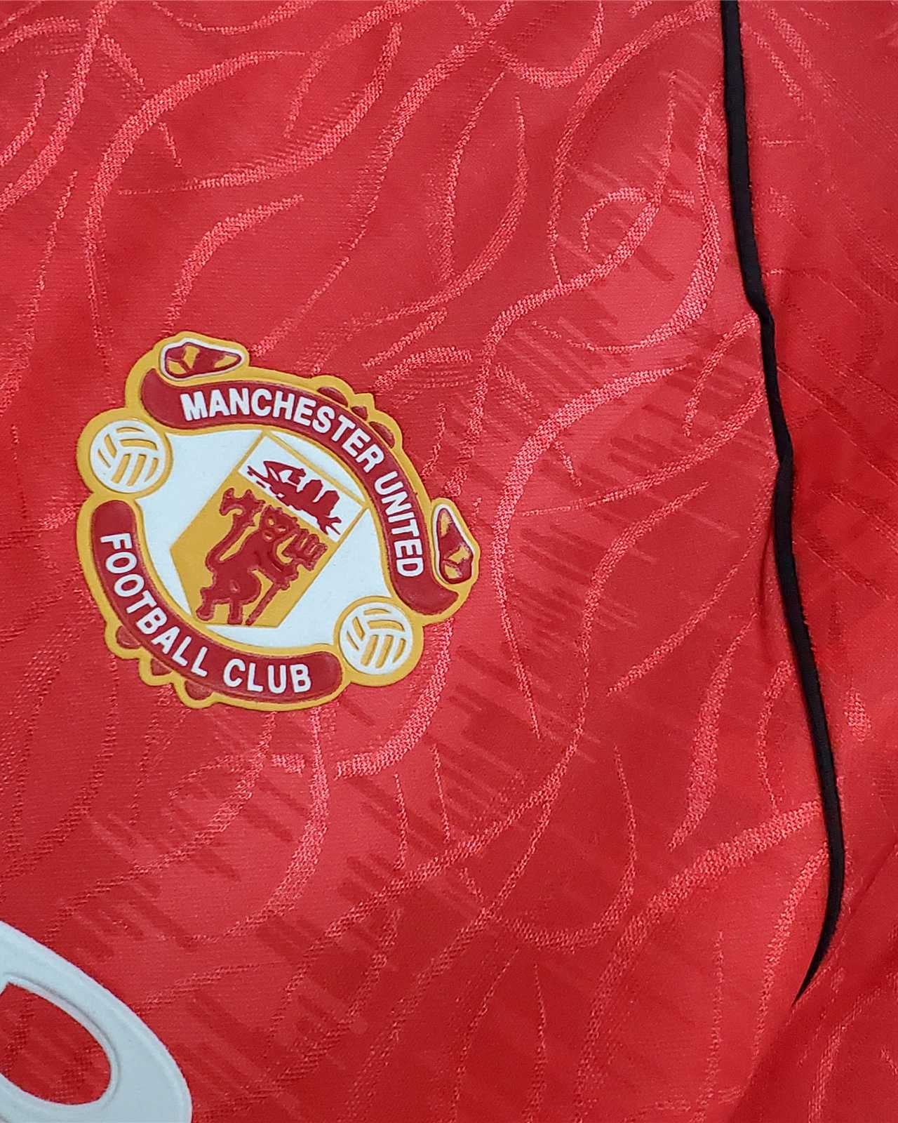 Dettaglio stemma Manchester United su maglia home 1991/92
