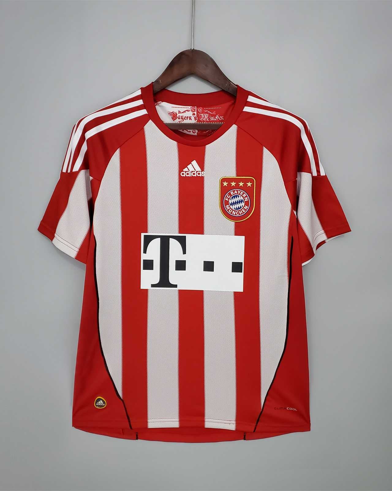 Fronte maglia Bayern Monaco Home 2010/11 a strisce verticali bianche e rosse con colletto girocollo.
