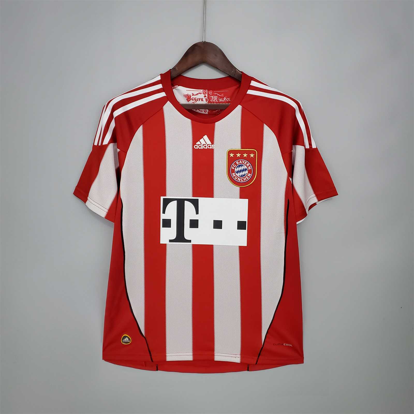 Fronte maglia Bayern Monaco Home 2010/11 a strisce verticali bianche e rosse con colletto girocollo.