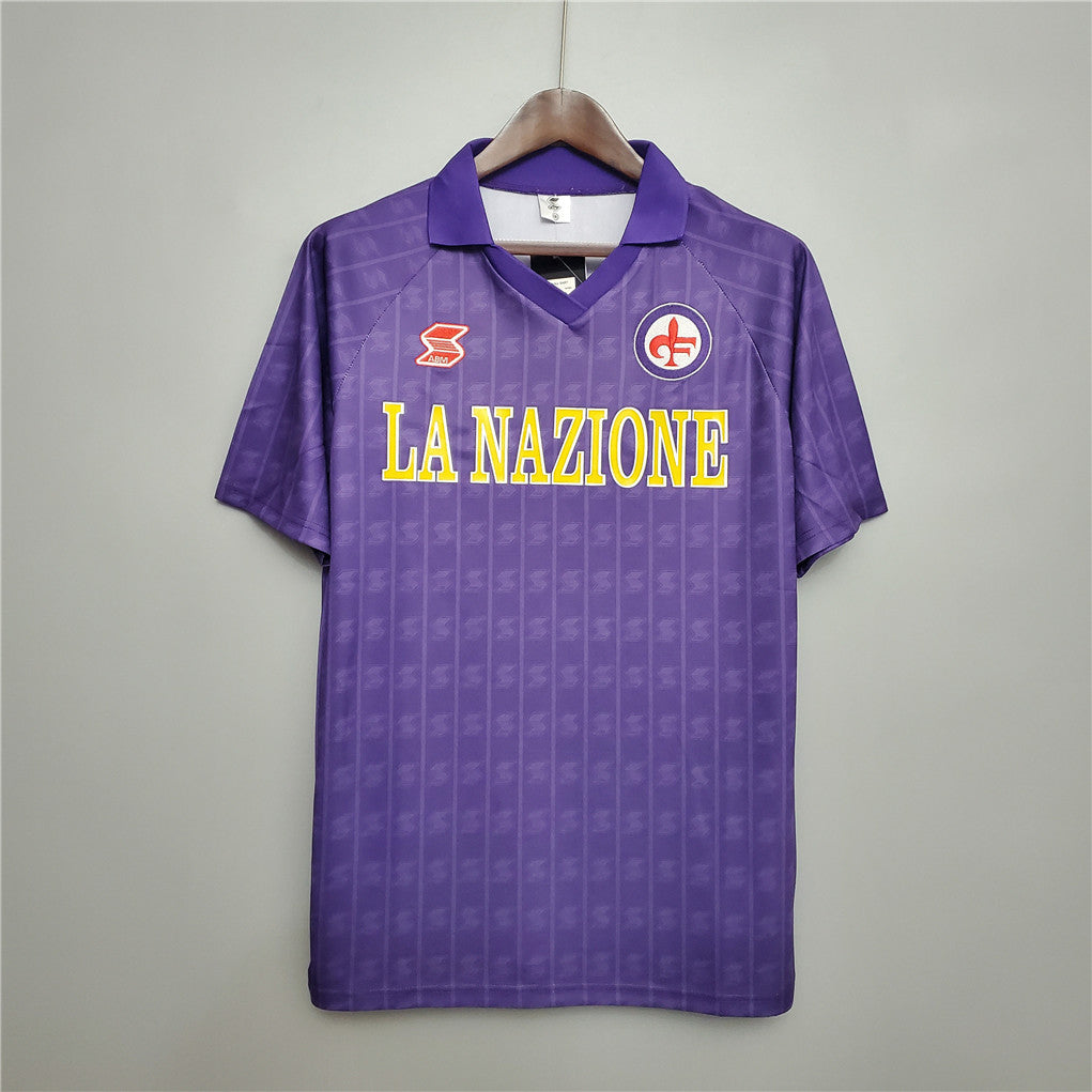 Fronte maglia home Fiorentina 1989/90 con stemma circolare e colletto a polo.