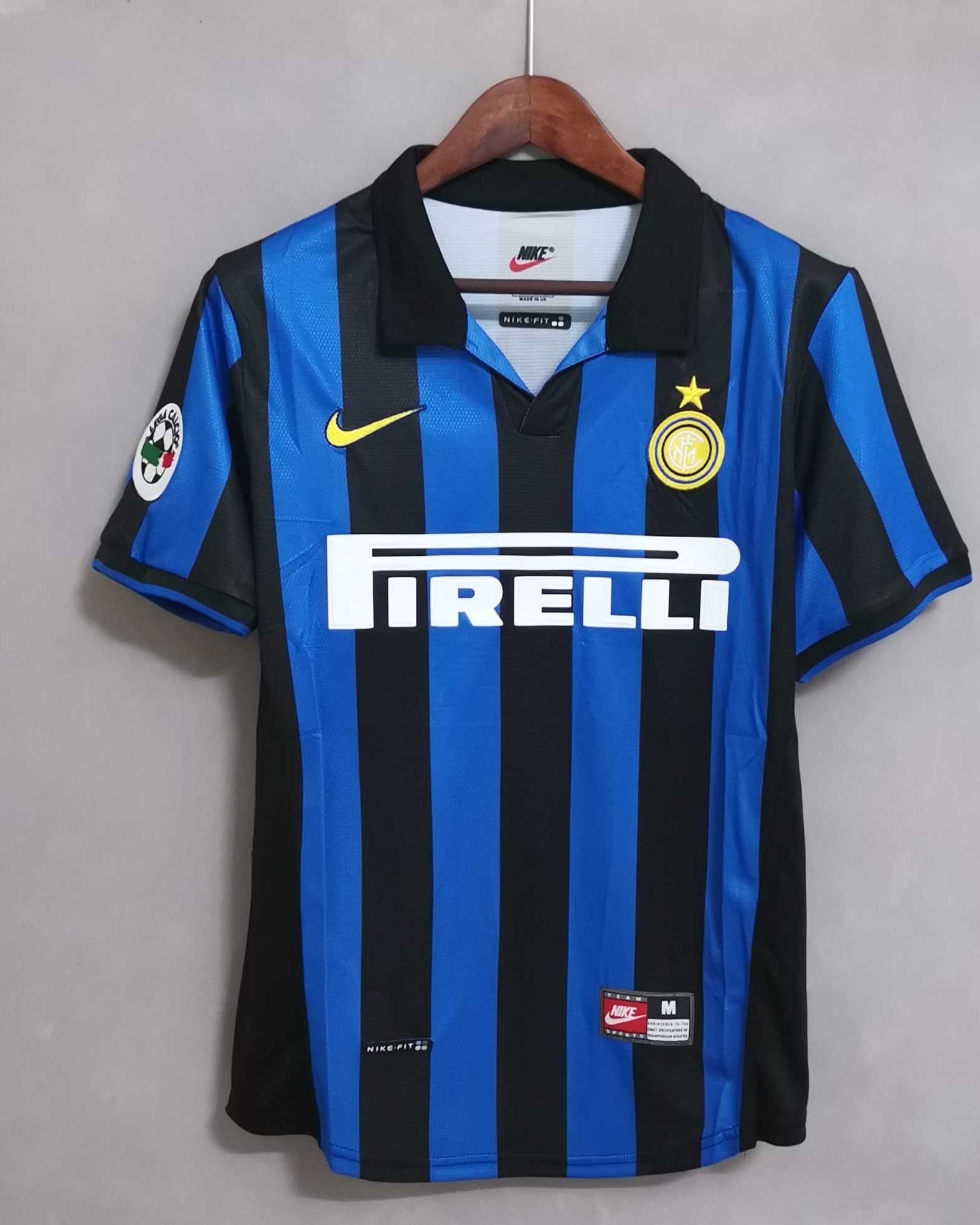 Fronte maglia home Inter 1998/99 con colletto a polo e stella dorata sul petto