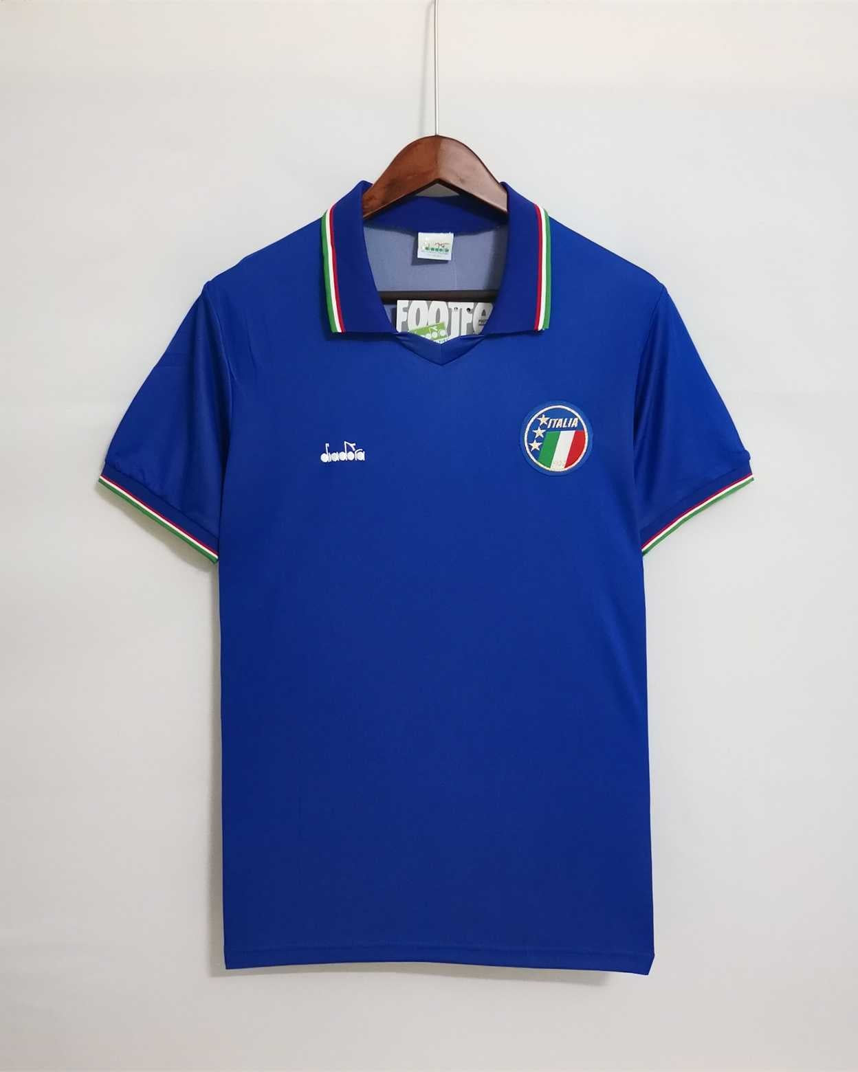 Fronte maglia home Italia 1990 con colletto a polo tricolore e stemma FIGC.
