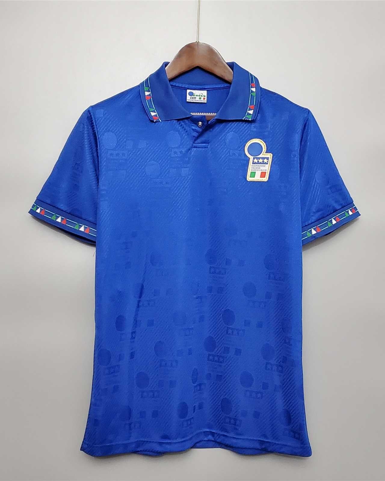 Fronte maglia home Italia 1994 con stemma FIGC e dettagli tricolore sul colletto.