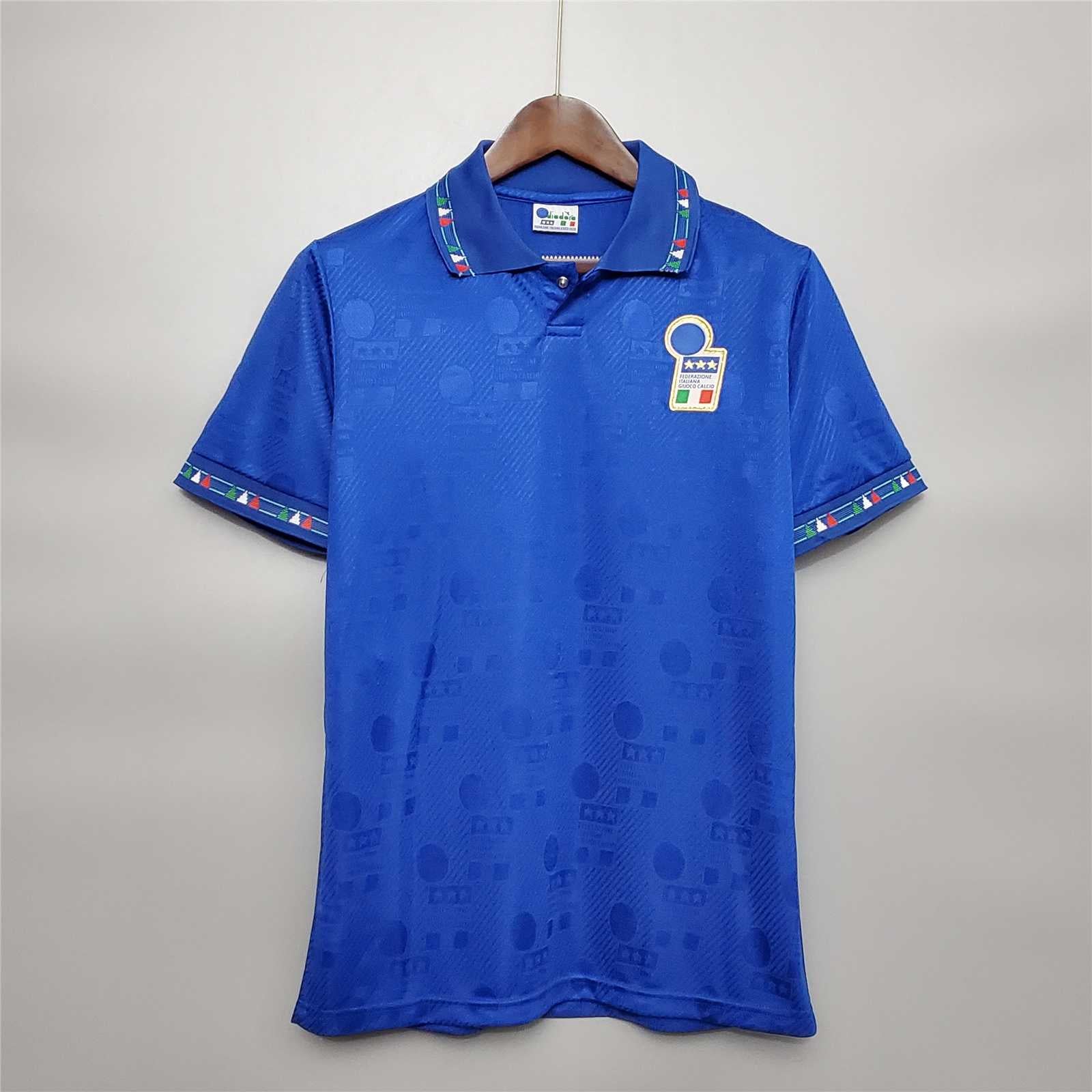 Fronte maglia home Italia 1994 con stemma FIGC e dettagli tricolore sul colletto.
