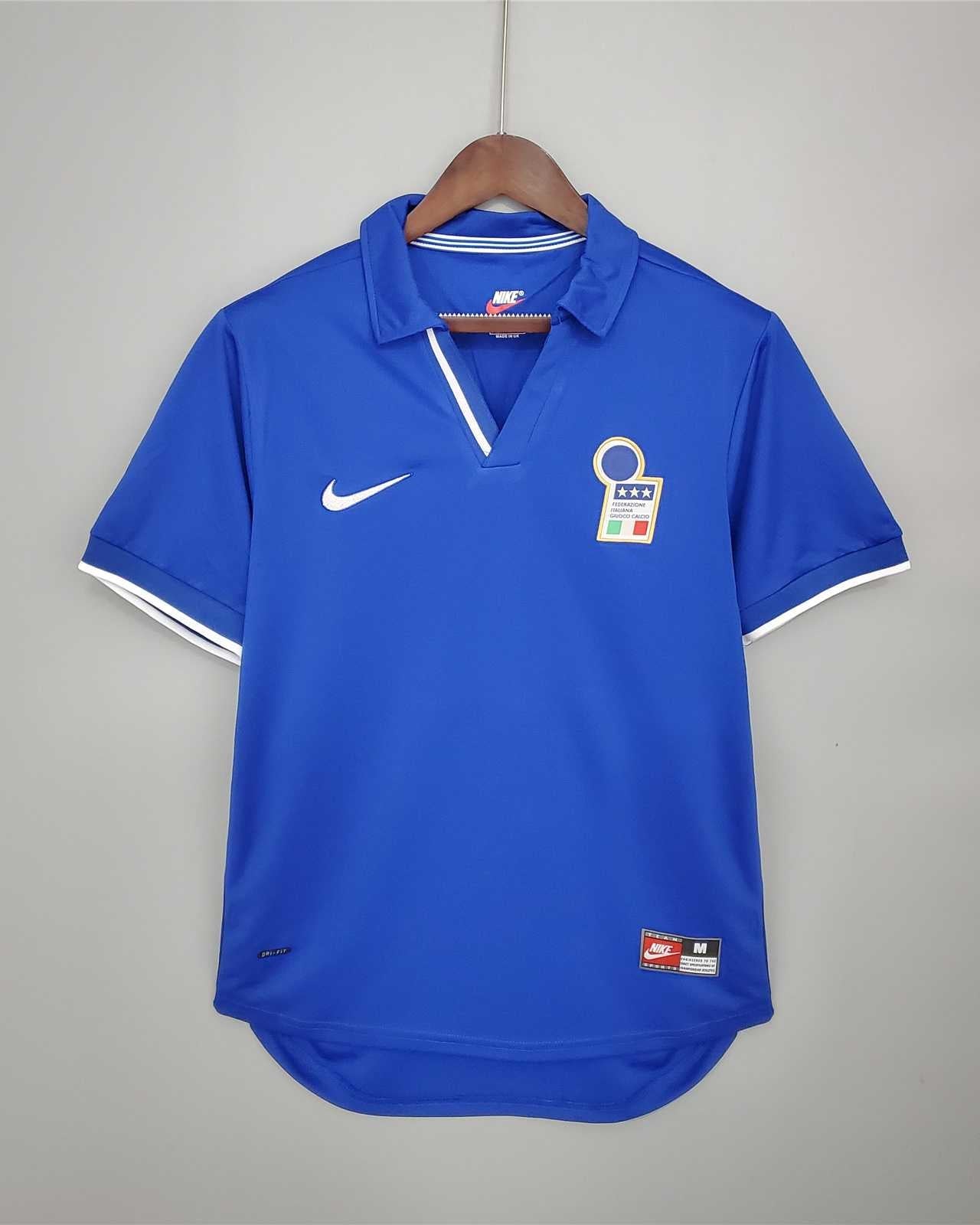Fronte maglia home Italia 1998 con colletto a polo e stemma FIGC.