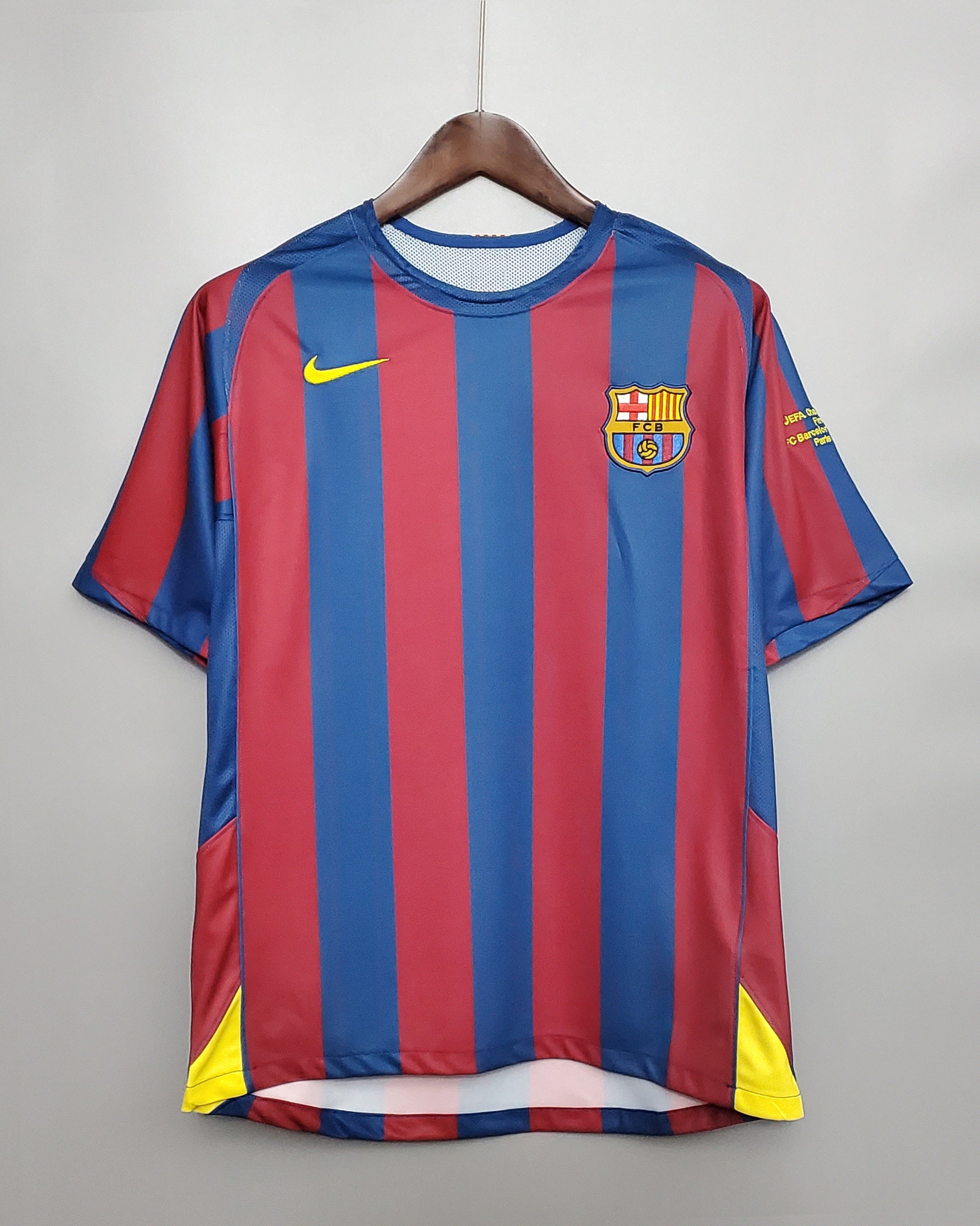 Maglia Barcellona 2005/06 Home vista frontale con patch Champions League
