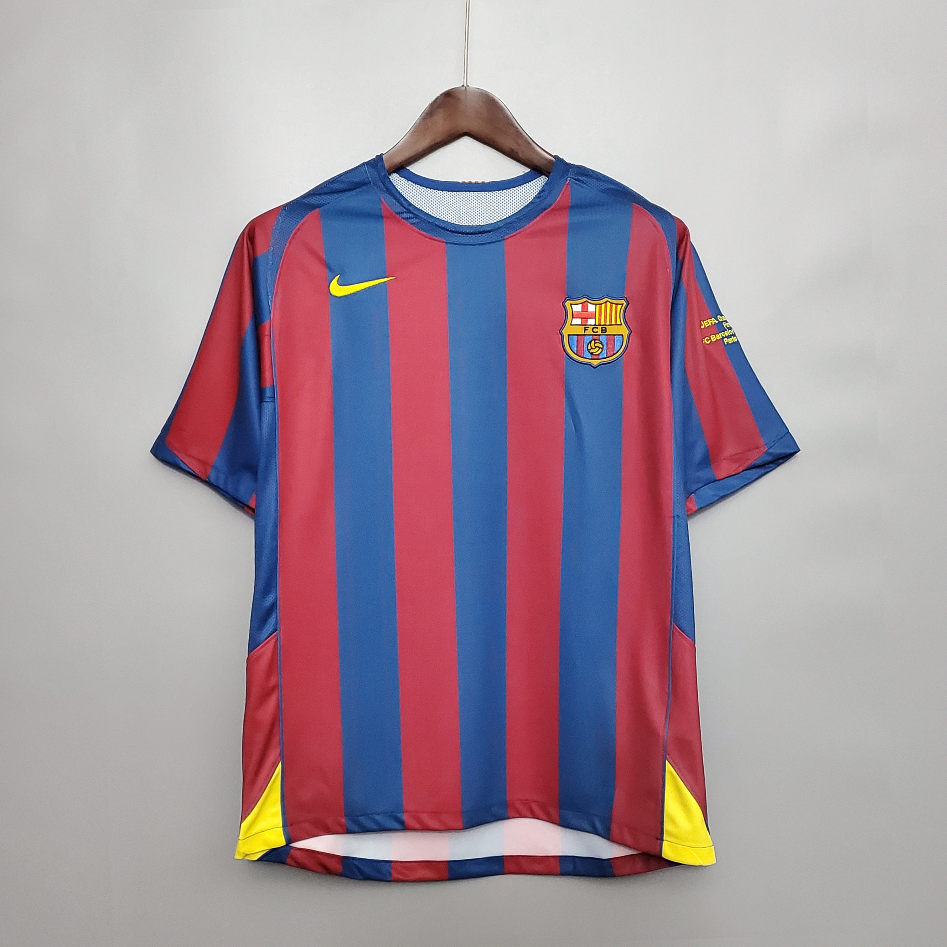 Maglia Barcellona 2005/06 Home vista frontale con patch Champions League