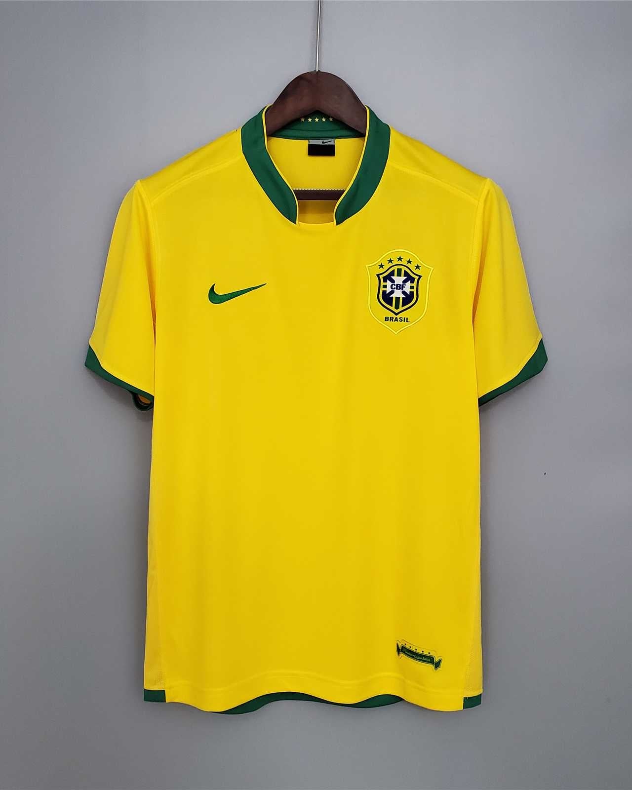 Maglia Brasile 2006 Home vista frontale con stemma nazionale