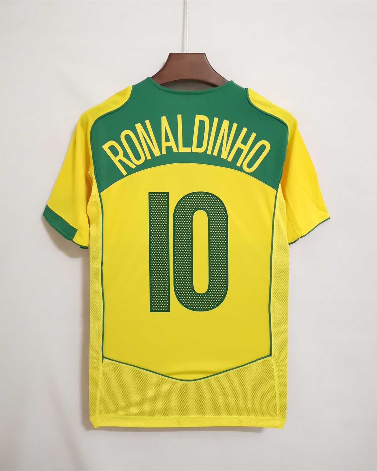 Maglia Brasile Home 2004 Ronaldinho numero 10 retro giallo con dettagli verdi