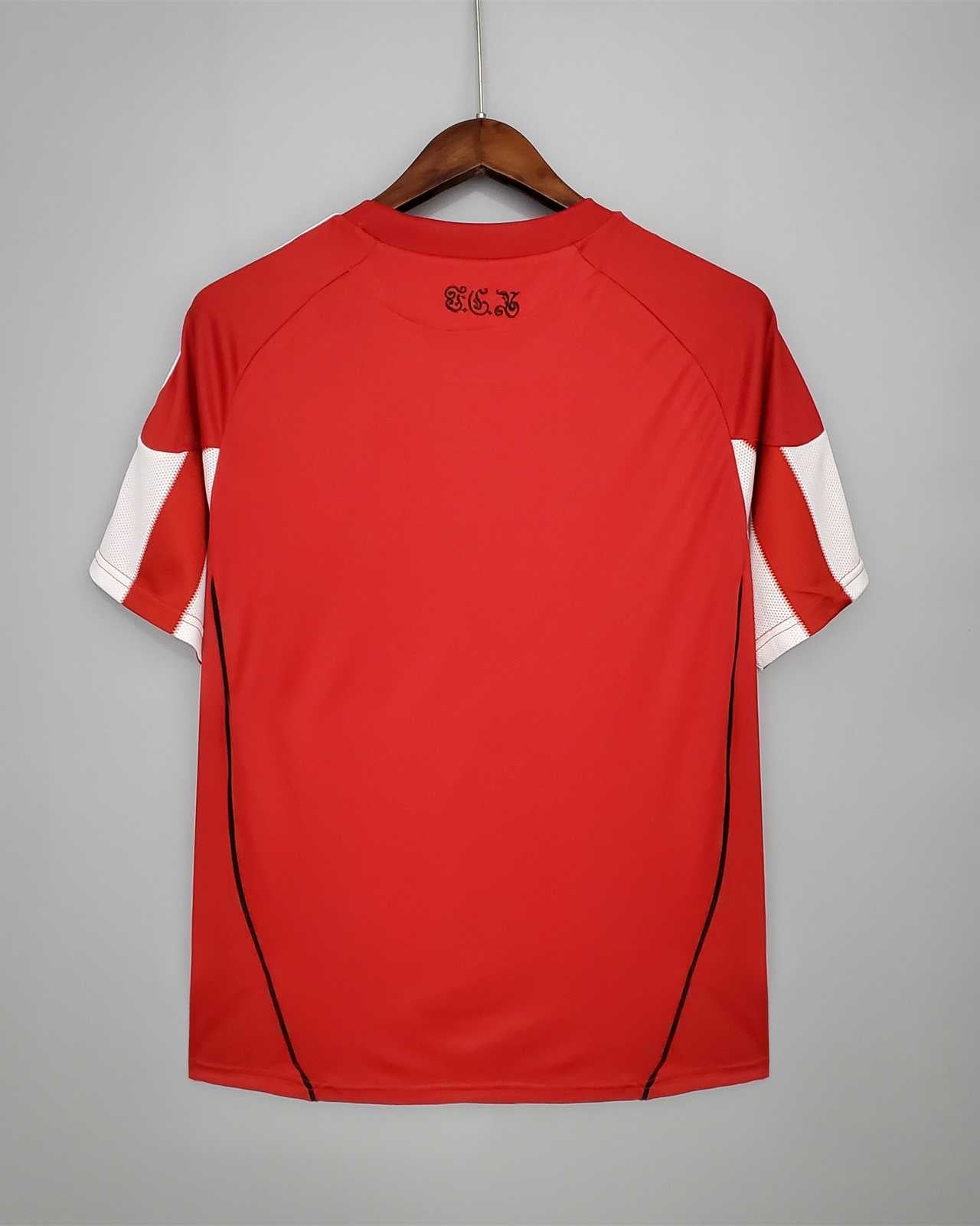 Retro della maglia Bayern Monaco 2010/11 rossa con dettagli bianchi e bordo inferiore rifinito.