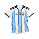Retro della maglia bianco-celeste Argentina 2026 con il nome Messi e il numero 10 stampati in nero.
