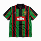 Aston Villa maglia away 1993/95 con strisce verdi nere e rosse
