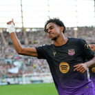Lamine Yamal esulta dopo il gol con la maglia away nero e viola del Barcellona 2026/27 contro il Real Betis