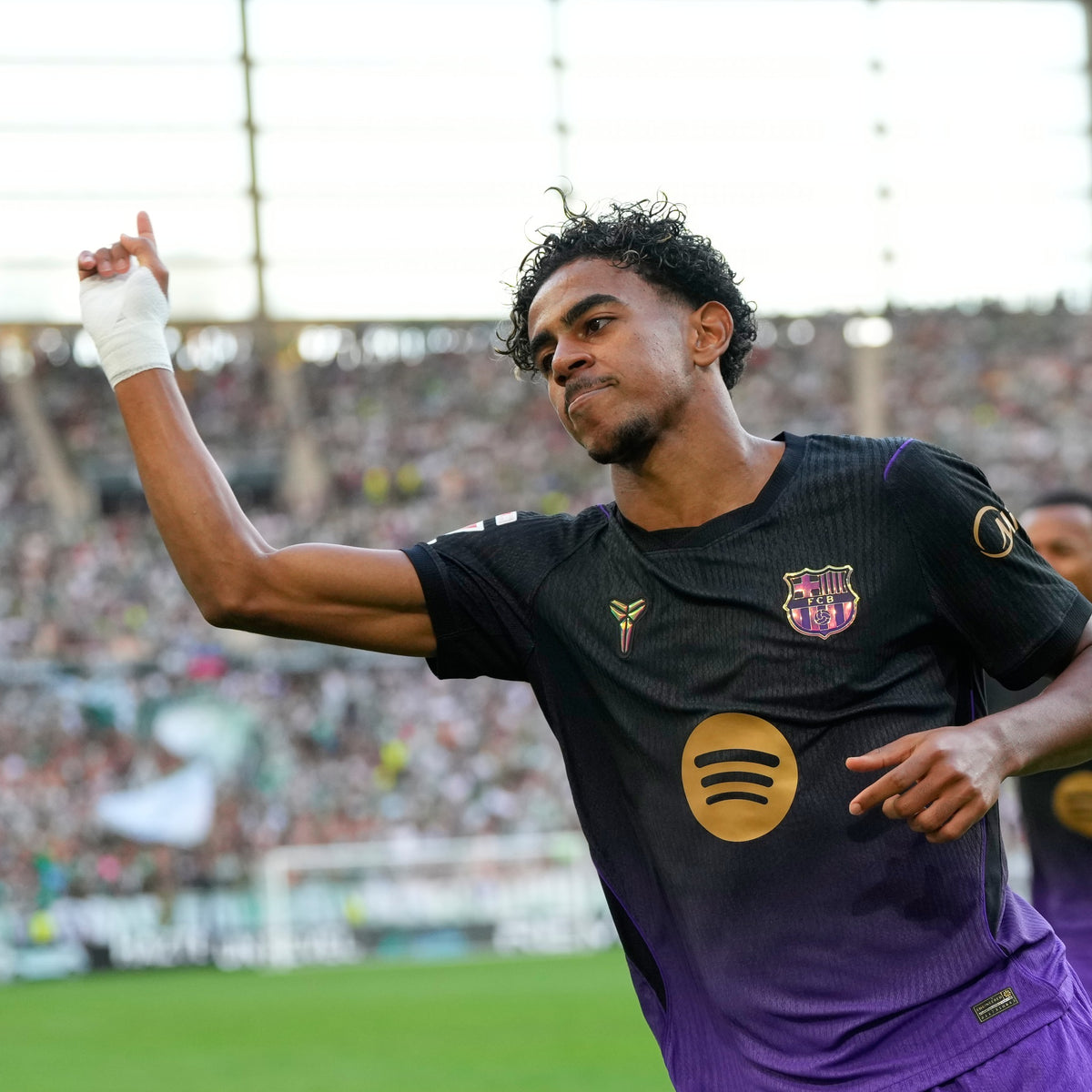 Lamine Yamal esulta dopo il gol con la maglia away nero e viola del Barcellona 2026/27 contro il Real Betis