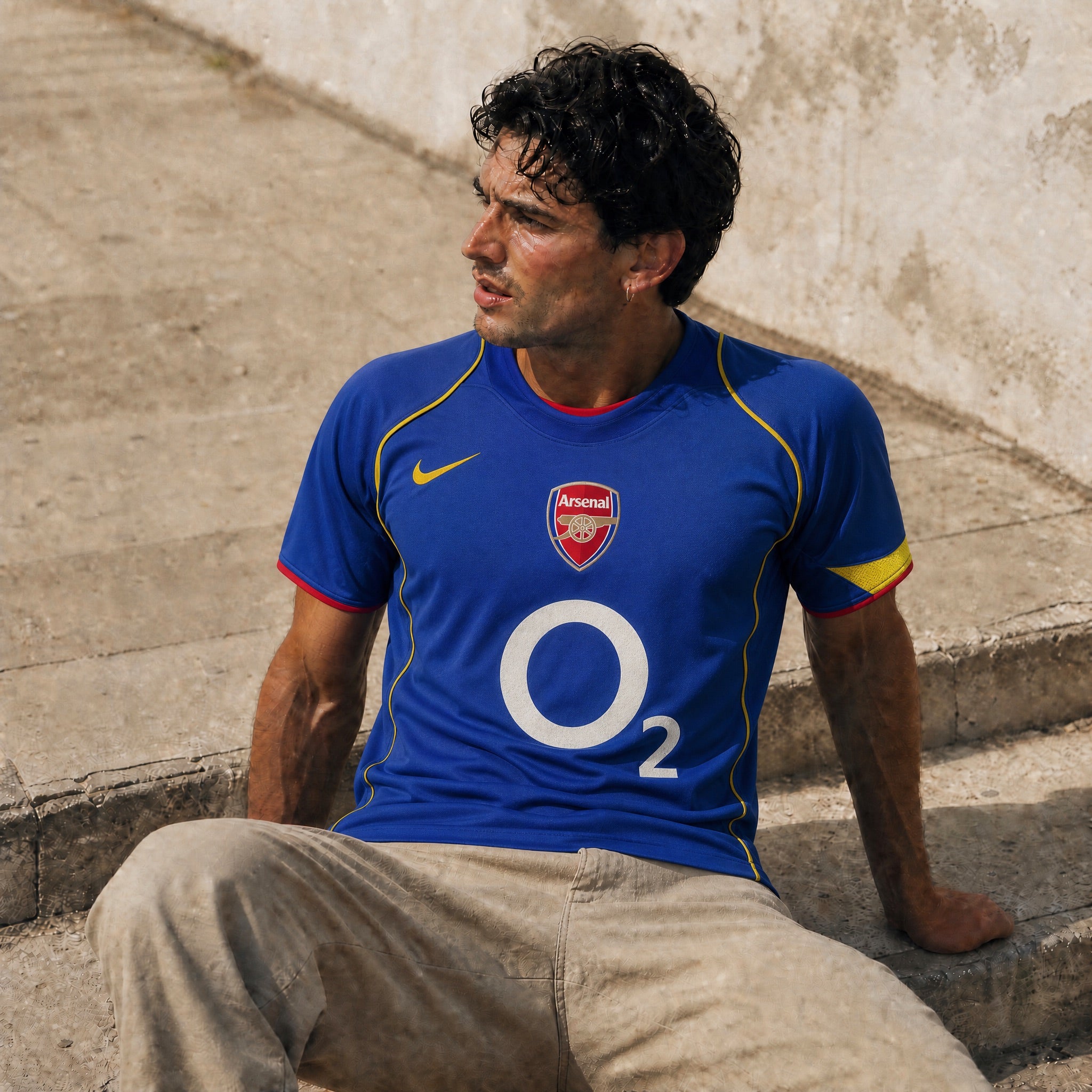 Tifoso che indossa maglia Arsenal away 2004/05 taglio classico