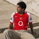 Tifoso che indossa maglia Arsenal home 2004 taglio classico