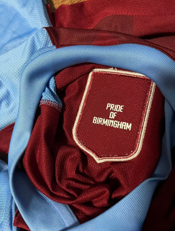 Vista completa Aston Villa home shirt stagione 2011/12