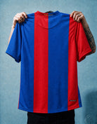 Modello indossa maglia Barcellona 2006/07 Messi home
