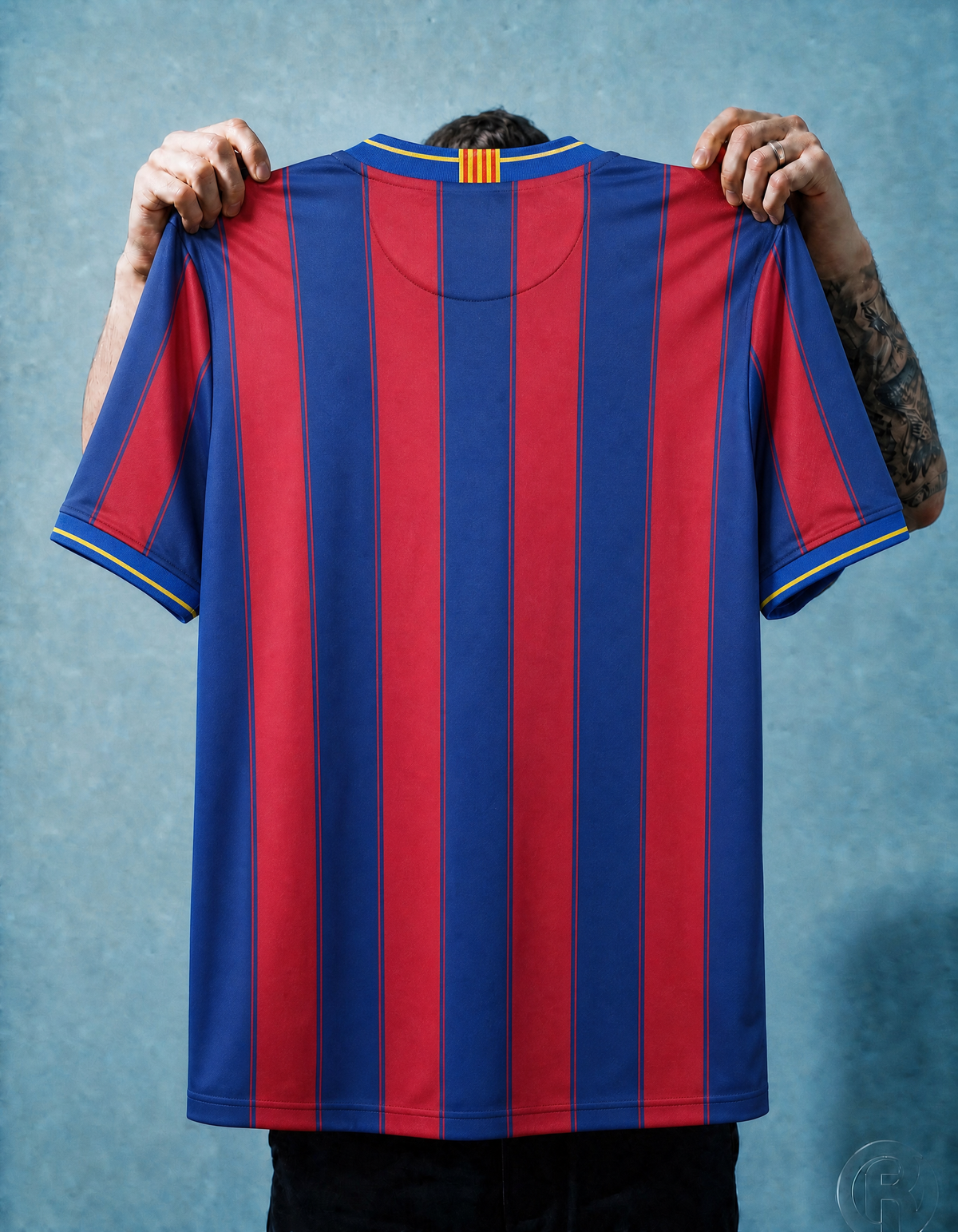 Modello indossa maglia Barcellona 2015/16 home Messi design blaugrana
