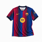 Maglia home Barcellona 2026/27 vista frontale su appendino