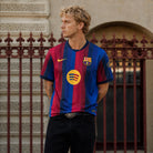 Maglia home Barcellona 2026/27 vista frontale su appendino