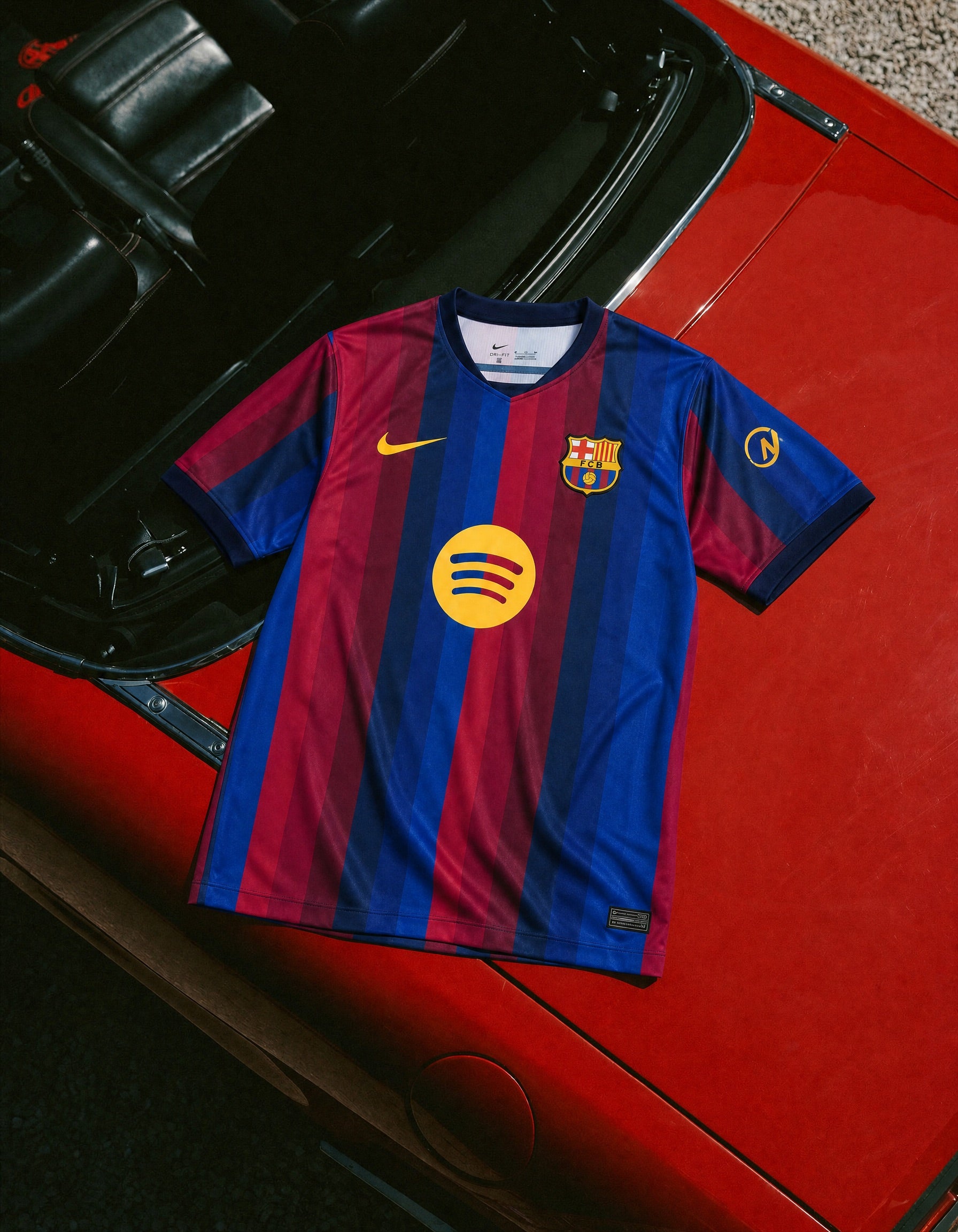 Maglia home Barcellona 2026/27 vista frontale su appendino