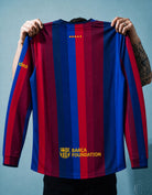 Maglia Barcellona 2026/27 home manica lunga vista posteriore dettaglio tessuto