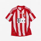 Fronte maglia Bayern Monaco Home 2010/11 a strisce verticali bianche e rosse con colletto girocollo.
